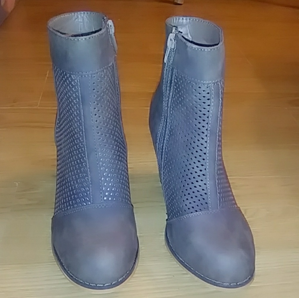 šNUBUCK PERFORATED WOMEN'S BOOTIE - Picture 8 of 8